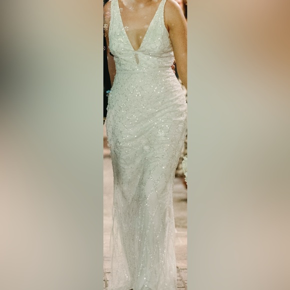 Mac Duggal Sequined Plunge Neck Sleeveless Column Gown - Picture 7 of 7